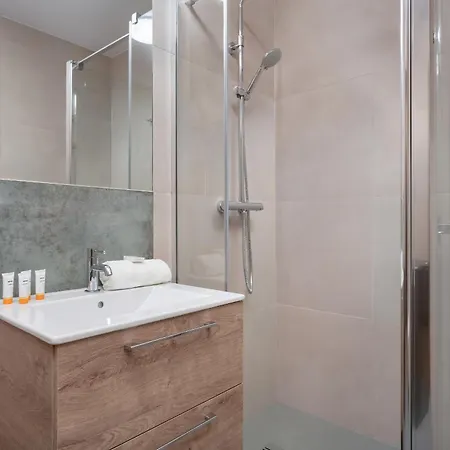 Apartmán 1-bedroom With Parking & Balcony By Renters Vratislav