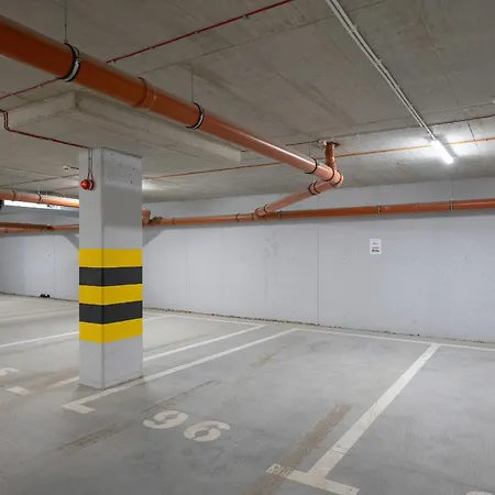 1-bedroom With Parking & Balcony By Renters דירה