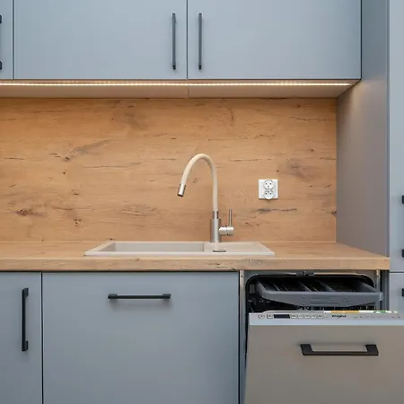 1-bedroom With Parking & Balcony By Renters דירה